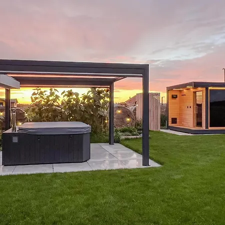 2 Bedroom Stunning In *